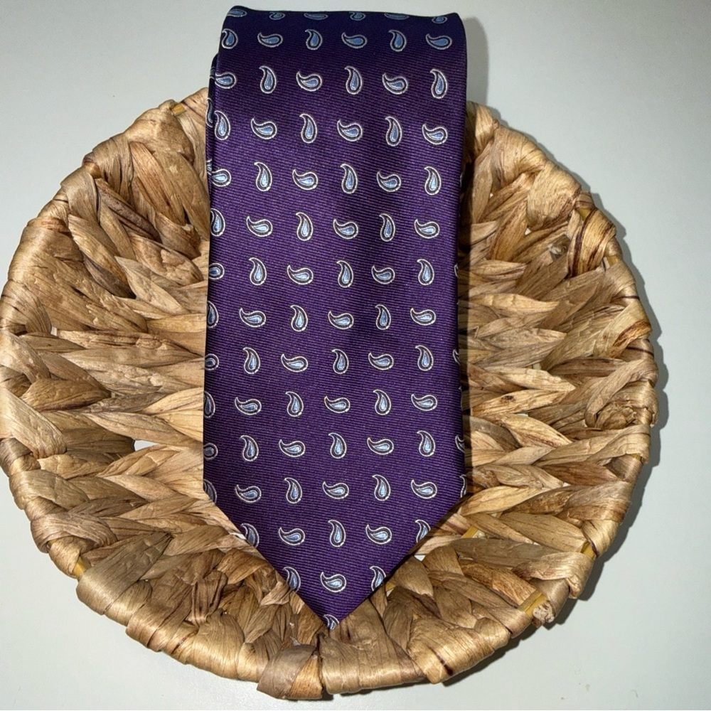 Roundtree & Yorke Purple Paisley Tie